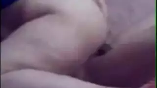 راقصة بطن نارية تأخذ قضيباً غليظاً في فتحتها الضيقة