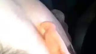 عاهرة ناضجة ساخنة تأخذ القضيب بعمق في حلقها