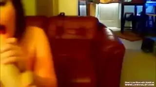 قبل امرأة سمراء ا