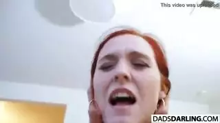 زوج الأب الشهواني يأخذ كس ابنة زوجته الشقراء بقوة