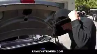 الاب يدخل على بته