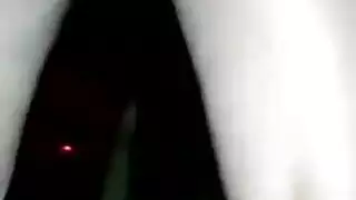 حركة على الأرض: لاتينية بنية تأخذ قضيباً صلباً بعنف