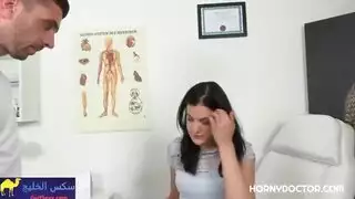 أول مرة لفتاة خجولة: فحص عنيف مع طبيب مثار