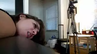 فتيات إنجليزيات في لعبة المقص والسترب أون