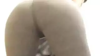 بث البلل في ملابس اليوغا مؤدية أفلام إباحية هاوية تصبح قذرة