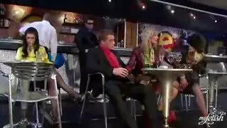 أم هواة تتعرض للتدليك الهيدروليكي في حفلة جماع قاسية