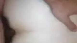 فتاة أمريكية تدفع في فتحة شرجها في فيلم إباحي خام