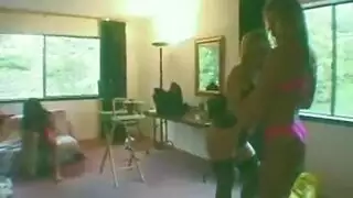 كس السمراء الضيق يحصل على نيك جيم قاسي