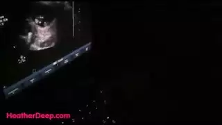 شاب يغطي وجهها بالمني في مشهد إباحي مبكر