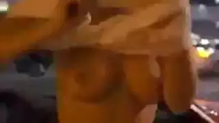 عارضة كاميرة لعوبة تلعب بملابسها الداخلية وبجسدها