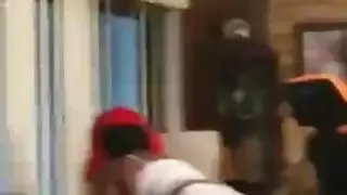 مشهد ثلاثي إباحي: شقراوان تستمتعان بفتاة سمراء مغرية في السرير