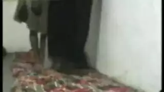 حركة في غرفة ضيقة: زوجة مثارة تتوسل للجنس العنيف