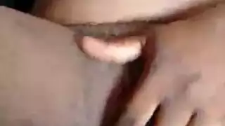 امرأة ناضجة مثيرة تهيمن على رجل عجوز مقيد في فيلم إباحي عنيف