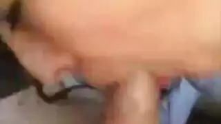 لاعبة شقراء تأخذ قضيبًا ضخمًا في مهبلها الضيق