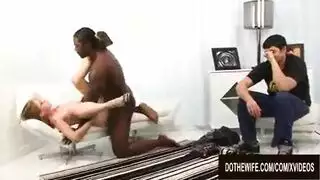 الشقراء النحيفة تبلع القضيب بعمق وتتحمل جنسًا عنيفًا على القش