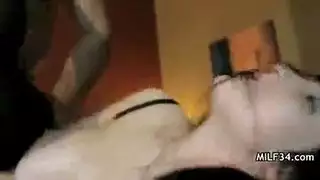 عرض نزول السائل: إباحية مبللة تمامًا مع فتاتين شديدتي الشهوة