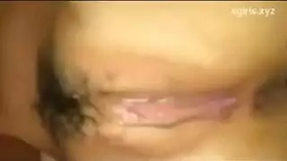 فتاة مثيرة تستضيف ثلاثي إباحي على أرضية غرفة المعيشة