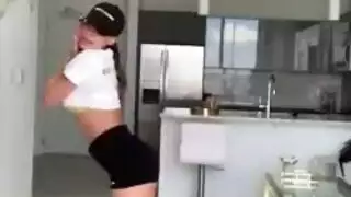 تداعب فرجها المبلل وتئن خلال هزة جماع قوية