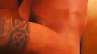 عاهرة مثيرة تتوق للجماع الفموي العميق والشرج العنيف