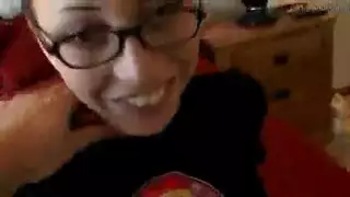 ويب كام إكس إكس إكس: رجلان يتناوبان على بظرها في مشهد صريح