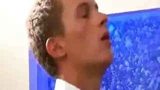 ثلاثة هاويين ساخنين يركبون جسداً عضلياً بعنف