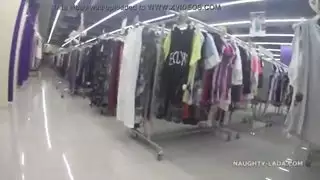 متجر بقالة إباحي: العري العام يؤدي لشرج في الغرفة الخلفية