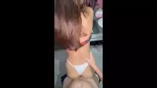 نيك من الخلف في المطبخ: زبه عميق في طيزي، يأمرني بأن أكون هادئة