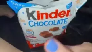 فتاة عربية هاوية تستمني بقوة من أجل الشوكولاته والقضيب الأسود الكبير