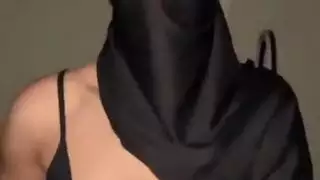 جلسة عادة سرية قاسية: فتاة مسلمة تداعب ثدييها الثقيلين