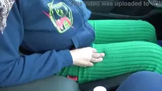 لعب البول في العائلة المختلطة: يطلب تيارًا من كسها الفروي