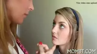 الام تساعد بنتها فالسكس مع الدكتور وتشاهد الام الدكتور ينك بنتها