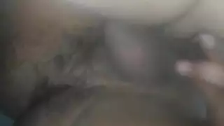 مراهقة شابة تتحمل ثلاثة أعضاء ذكورية في مغامرة جنسية رباعية صريحة