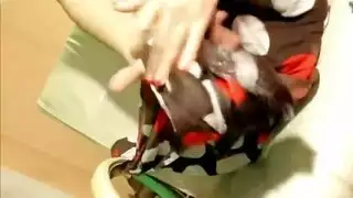 عربية مثارة تعبث بكسها الضيق في مشهد xxx فردي