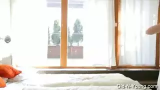 أثداء ممتلئة وفرج مبلل ساخن في حفلة تناوب إباحية عالية الجودة