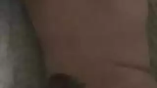 آسيوية بالكاد بالغة تمارس الجنس مع قضيبين في علاقة جماعية