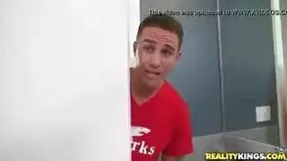 كس ضيق يتعرض للدمار من قبل حبيب قاسي في جلسة نكاح طوال اليوم