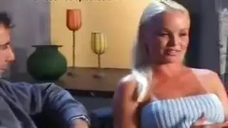 سمراء ساخنة سيلفيا سانت تركع باللون الأحمر لمص قضيب قاسي