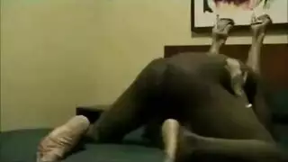 السيدة الشقراء تقيد الرجل الرياضي لعمل مص عميق