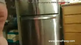 أسطح المطبخ مغطاة بالمني والأنين