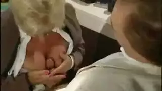 فتاة ألمانية مثيرة جداً تمص في المكتب بلهفة