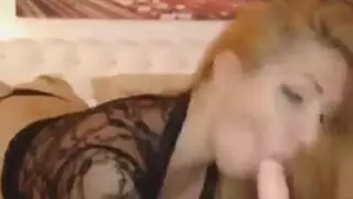 شقراء ساخنة تمتص قضيبًا أسودًا كبيرًا بشهوة في المنزل