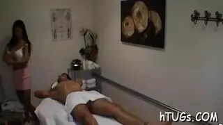 مدلكة مثيرة تمارس جنس مساج صارم مع سائح أجنبي