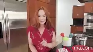 امرأة ناضجة تعتنق جنسًا جديدًا في مشهد صريح