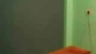 سيدة هندية ضئيلة باللون الأسود والمثثت، يفرك الزي شبكة صيد السمك بوسها الناعم مع هزاز