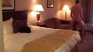 حفلة حبر غونزو: عاهرة اللاتكس تبتلع السائل في عربدة