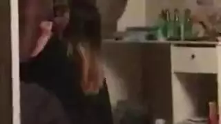 فتاة بيضاء تُمارس الجنس بعنف بواسطة قضيب أسود كبير في فعل صريح