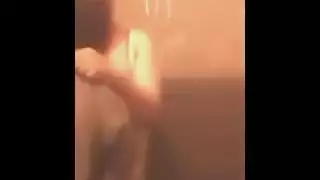 أنين العاهرة يتردد بينما شريكها يلعق فرجها المبلل بعمق وقوة