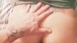 جوارب سوداء، أثداء كبيرة موشومة: جاهزة للنيك