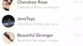 لاتينا شابة بصدر صغير تأخذ قضيبًا أسود سميكًا بعمق في فرجها