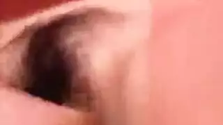 من مص إلى شرج: يوي تأخذ القضيب في كلا الفتحتين